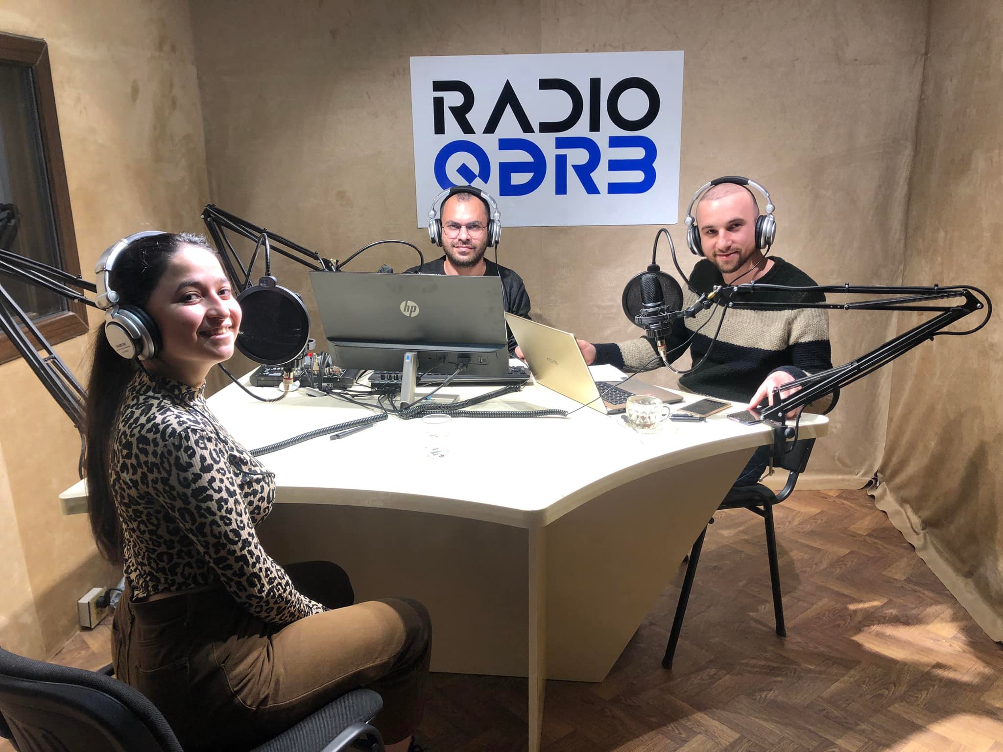 Foto "Rafio Qərb"in canlı efirində çəkilib