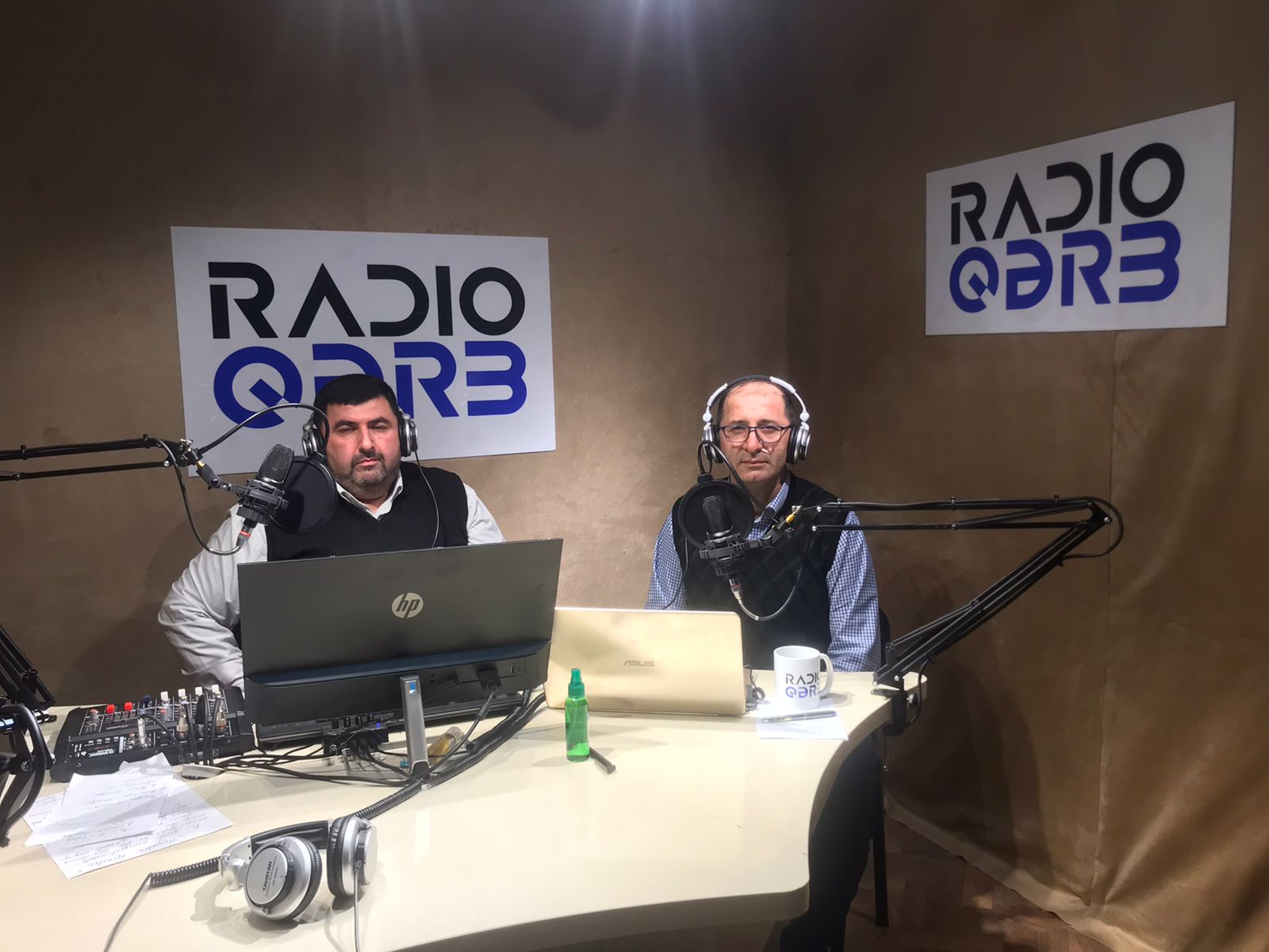 Foto "Radio Qərb"in canlı efirində çəkilib