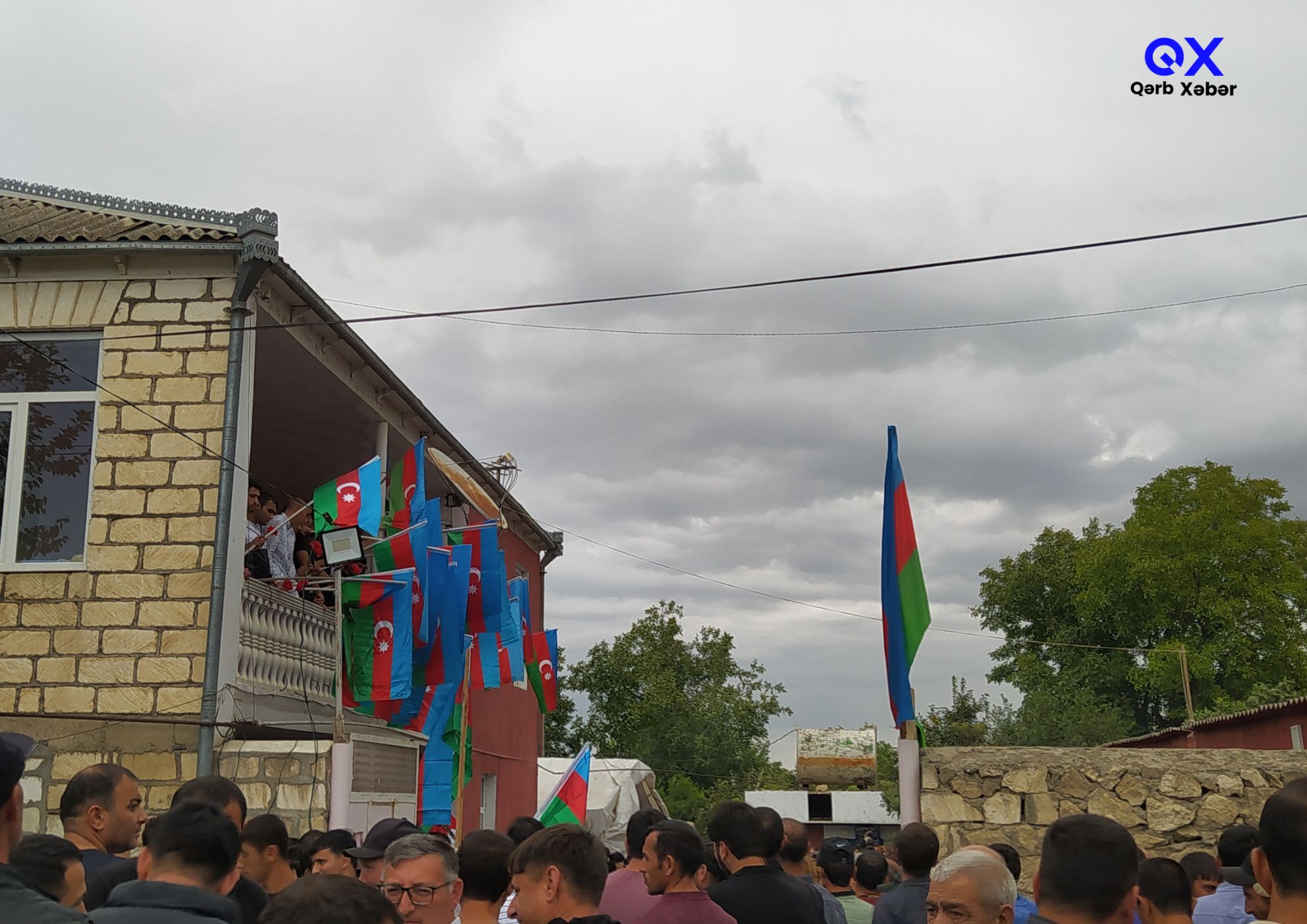 Geometric Modern Red Completion Certificate adlı dizaynın surəti adlı dizaynın surəti