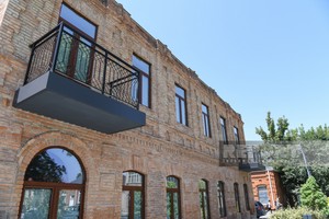 2a31b3bf-d8ab-3b33-9a3a-9933460b6b77_300