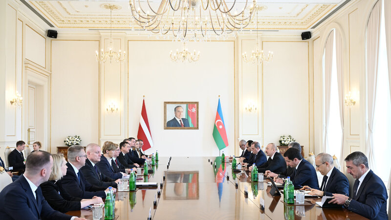 Azərbaycan və Latviya prezidentlərinin geniş tərkibdə görüşü olub