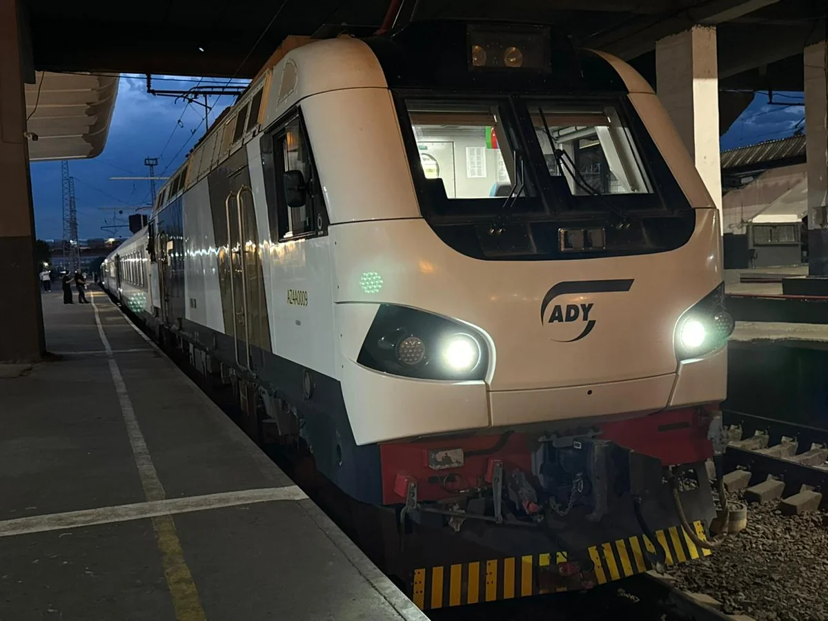 Sərnişin qatarı Tbilisidən Bakıya yola salındı
